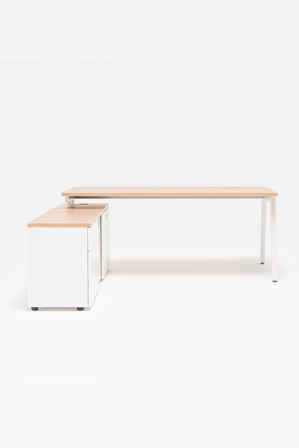 Ogi M desk